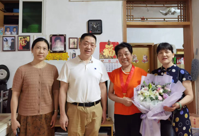 肖湘愚（左二）走访慰问老党员曾如华（右二）.png
