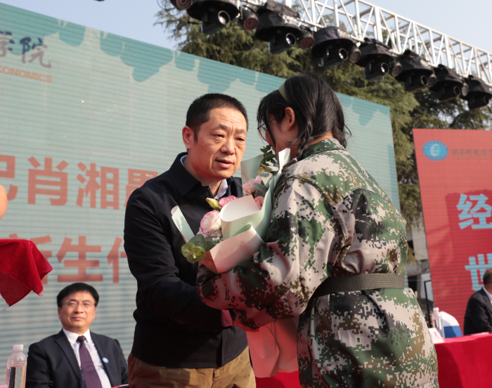 戴校徽.png