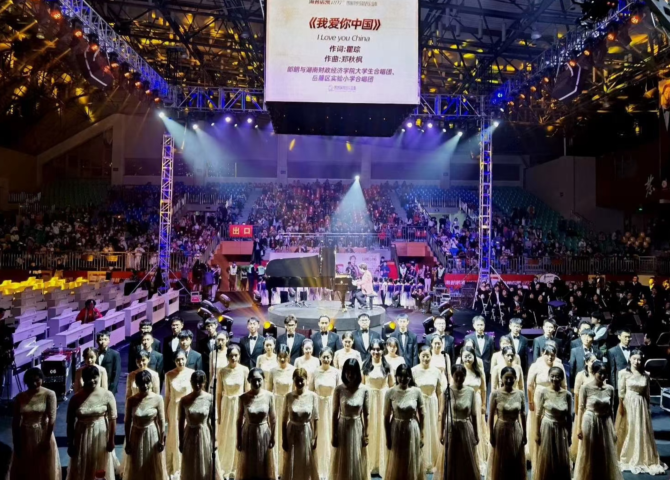 郎朗与WilliamHill官网大学生合唱团共同演绎《我爱你，中国》  曹松林摄_看图王.png