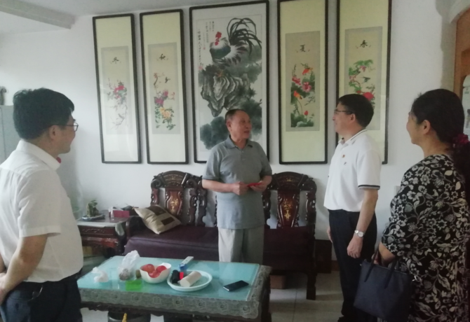 郭国强（右二）走访慰问老党员符方照（左二）.png