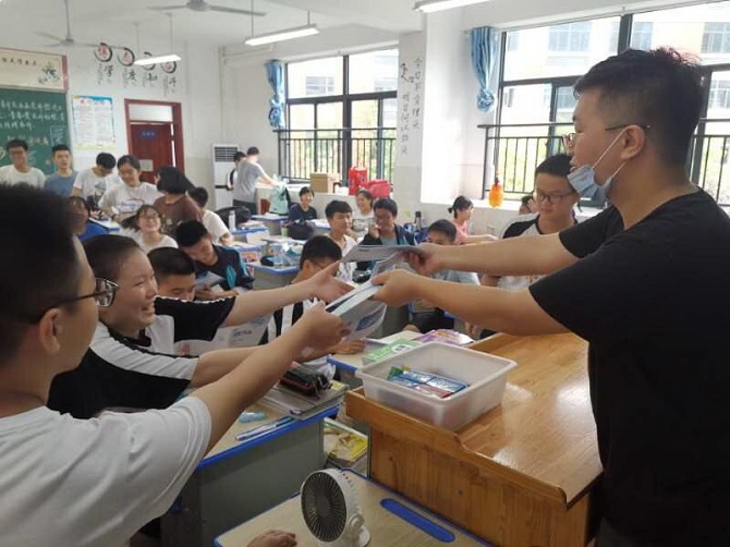 1596077491961052439.jpg 与吉首一中考生互动.jpg