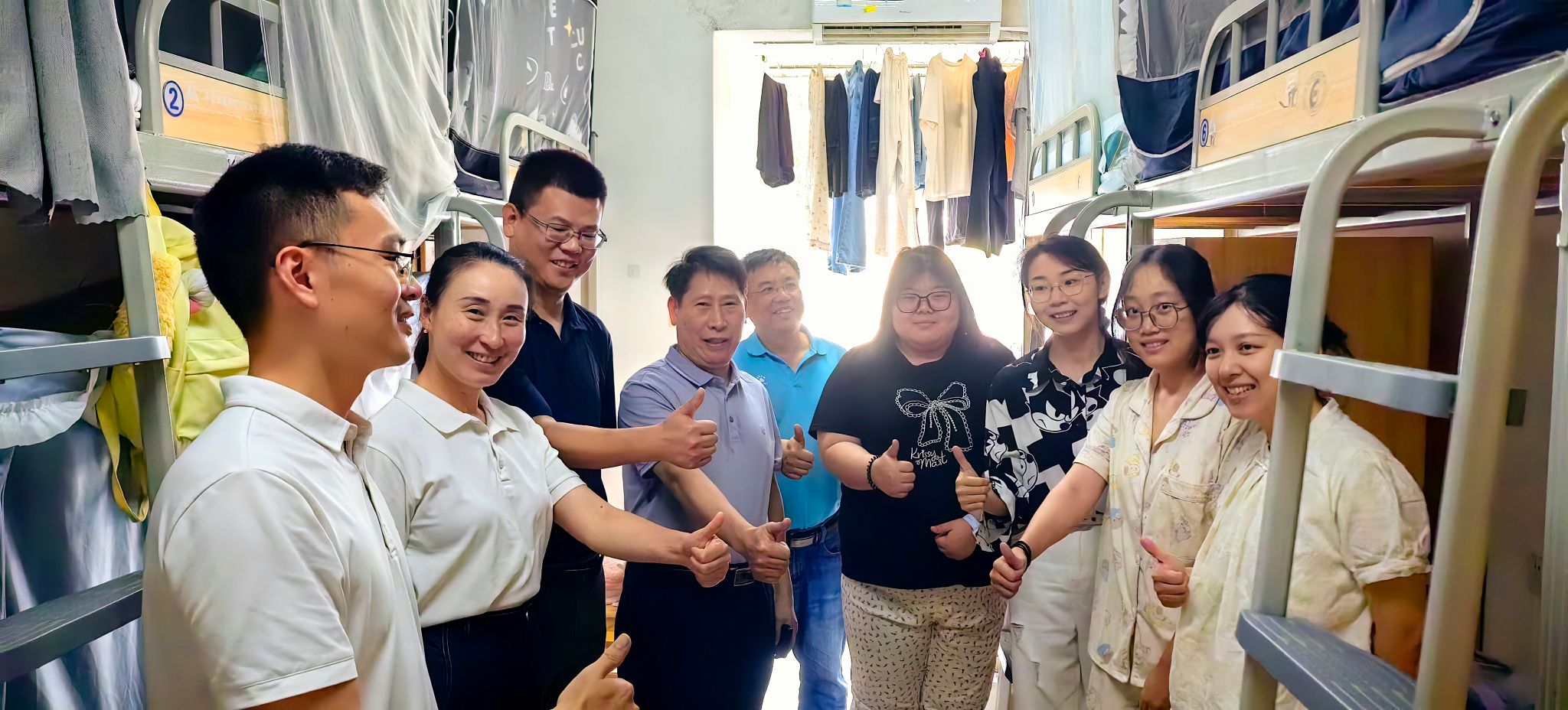 此去繁花似锦母校深情相送——会计学院领导走访毕业生寝室送别2026届学子