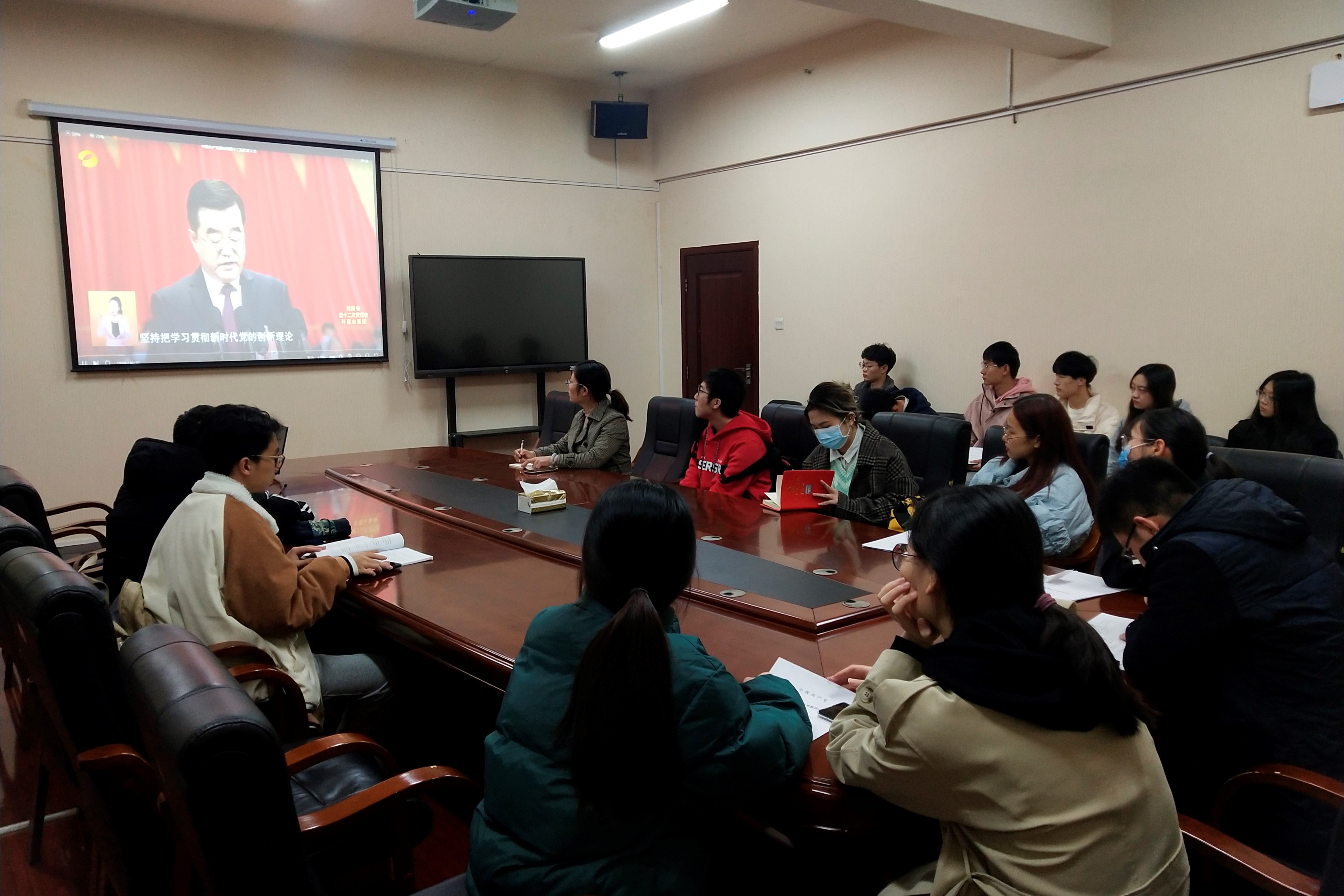 会计学院学生第三党支部组织集中学习省第十二次党代会精神