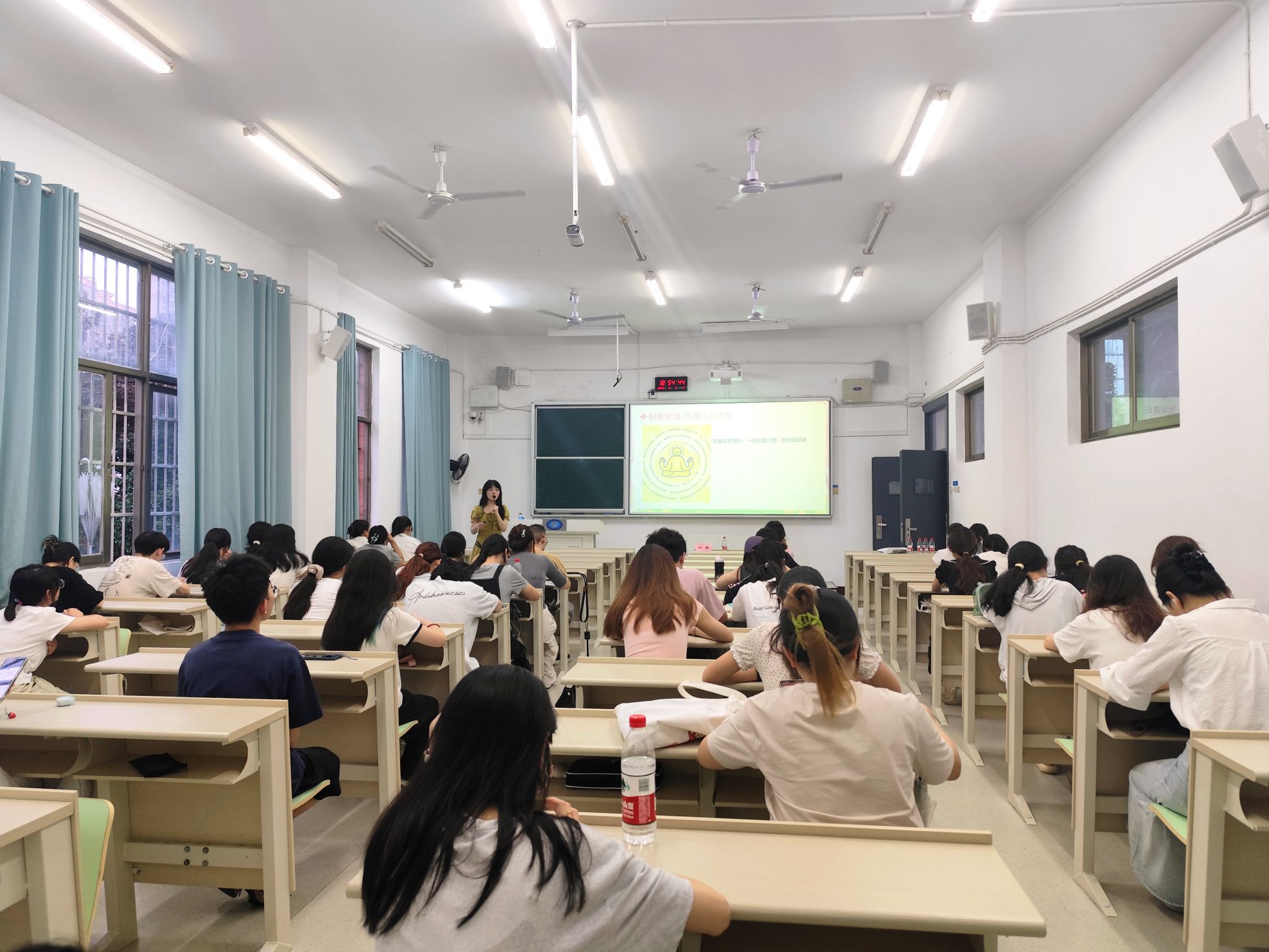 会计学院联合举办“积极心理学视角下大学生自我接纳”心理健康专题讲座