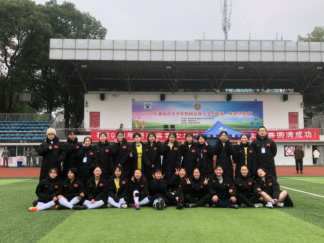 图片1足球队合影.png