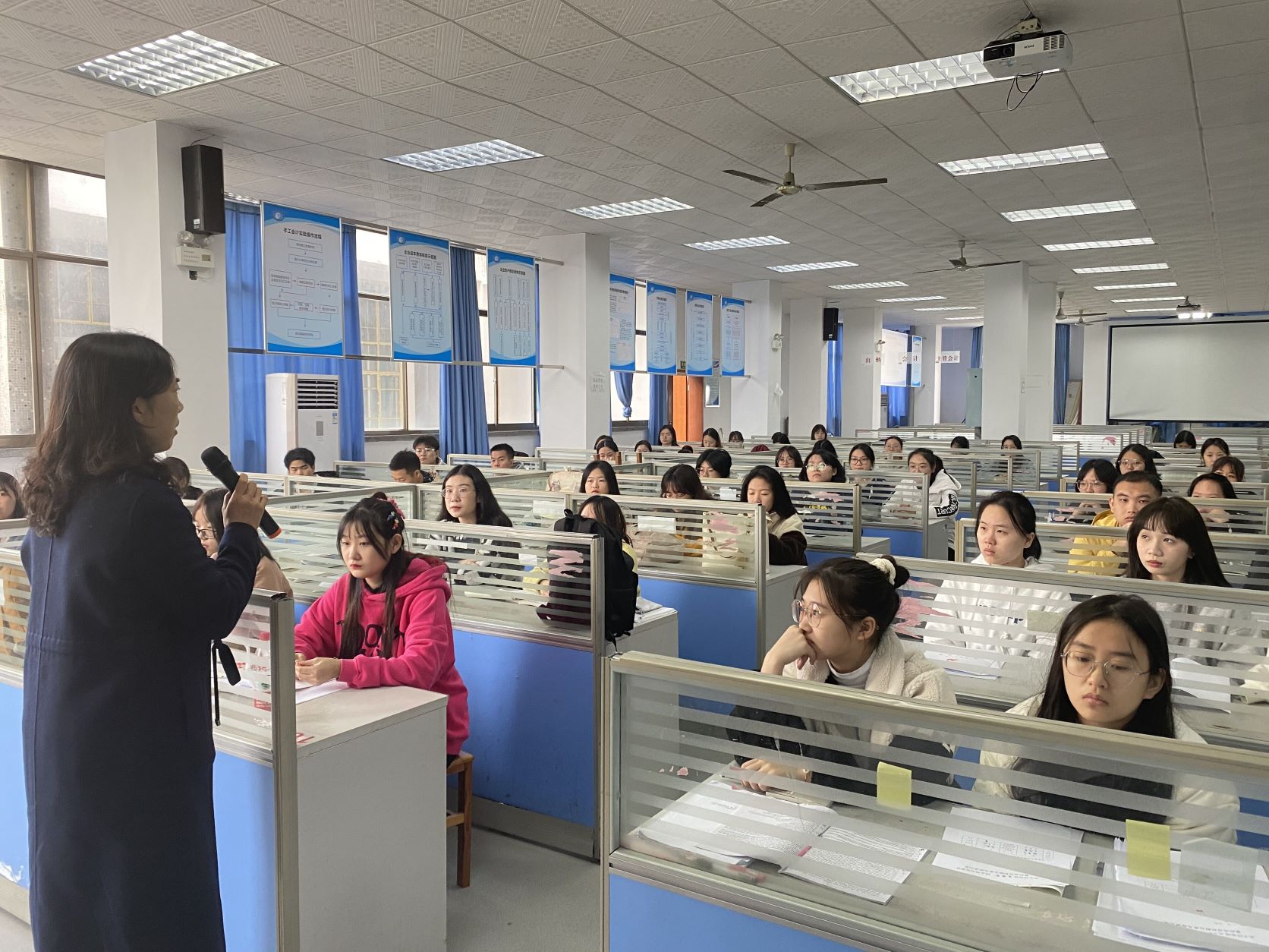 会计学院党总支委员与79名发展对象进行集体谈话