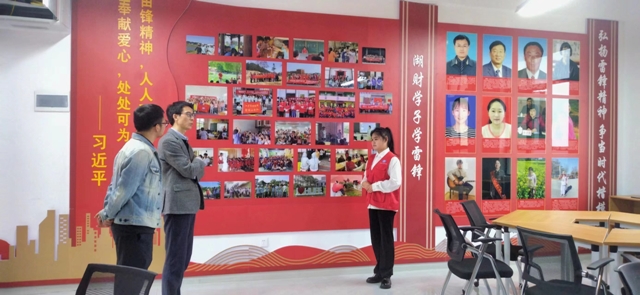 参观大学生学雷锋活动辅导室照片.jpg
