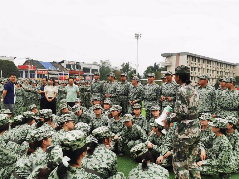 法学与公共管理学院领导看望2025级军训新生