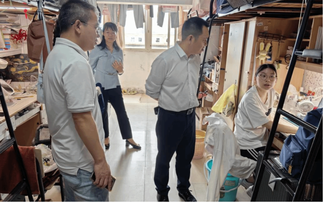 法管院领导深入宿舍走访慰问2025届毕业生