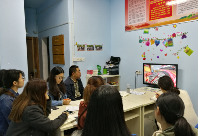 副校长王焕清与7栋党员工作站的同学们一起收看党的十九大开幕电视直播.png