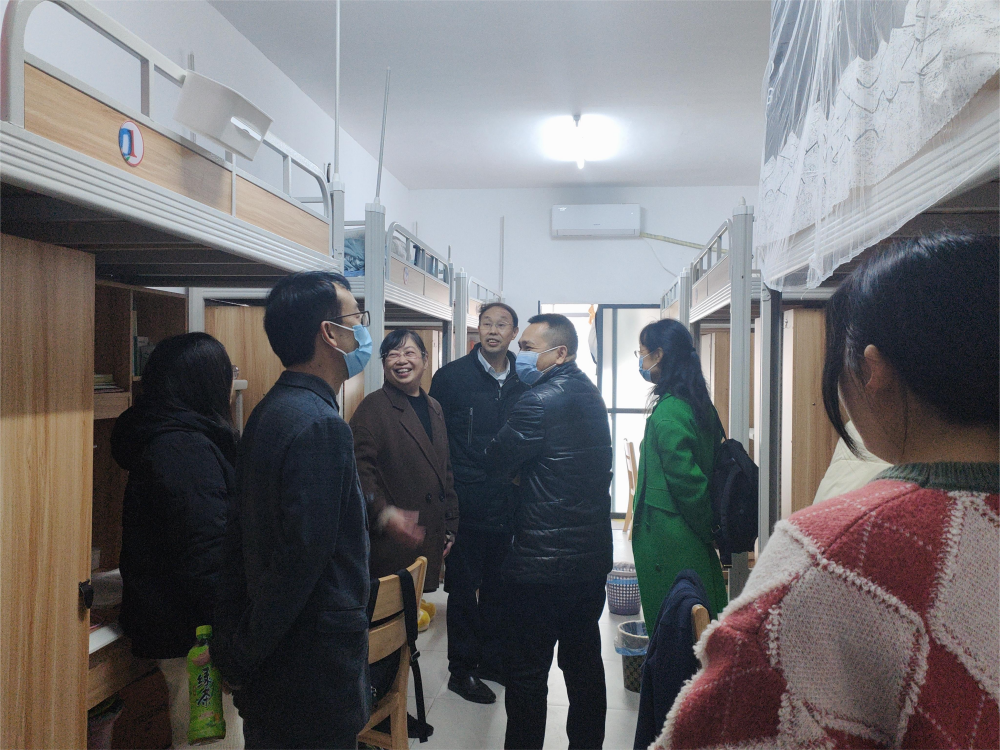 法学与公共管理学院领导走访（雷锋校区）学生宿舍看望慰问返校同学